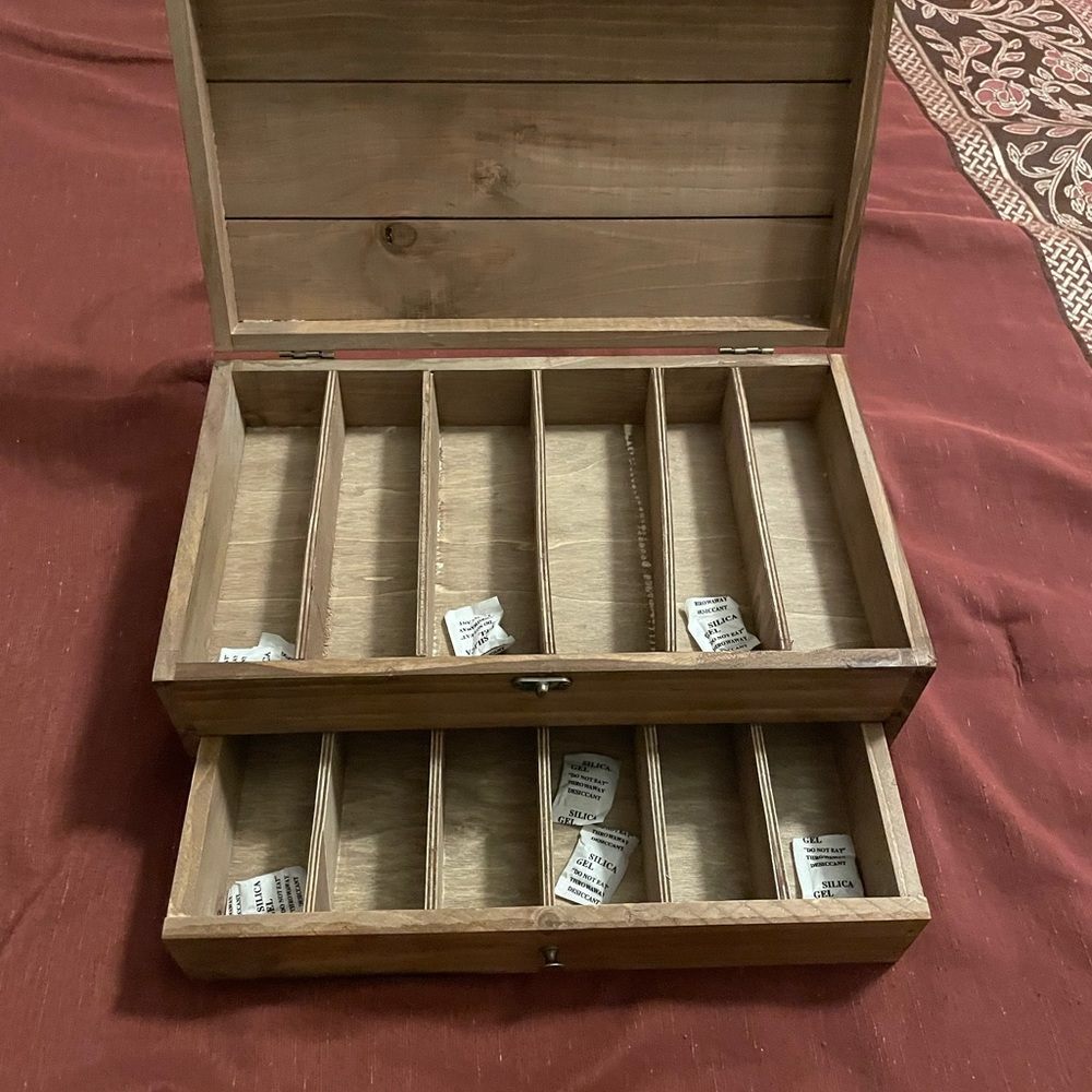 Wood jewelry box